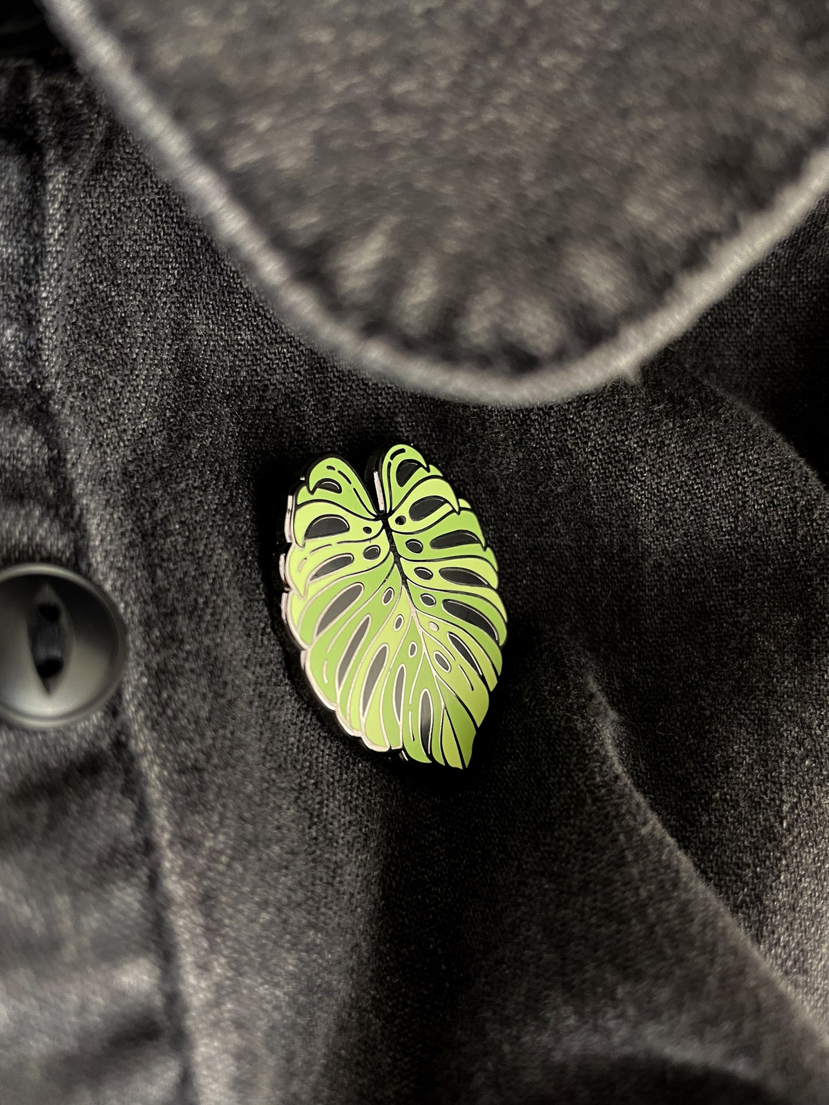 Monstera Enamel Pin (Black Nickel)